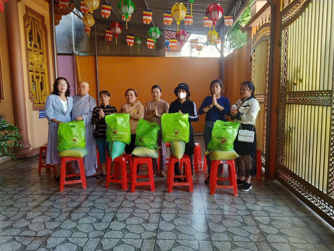 An Nhơn Chùa Phước Hội  tặng quà cho bà con khó khăn nhân mùa Phật đản PL. 2568.